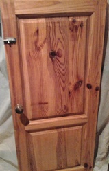 Двери сосновые малого размера.