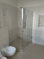 Стеклянные душевые кабины изготовление